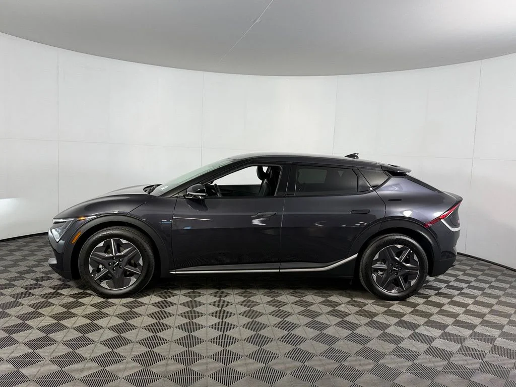 Certified Used 2025  Kia Light image 11