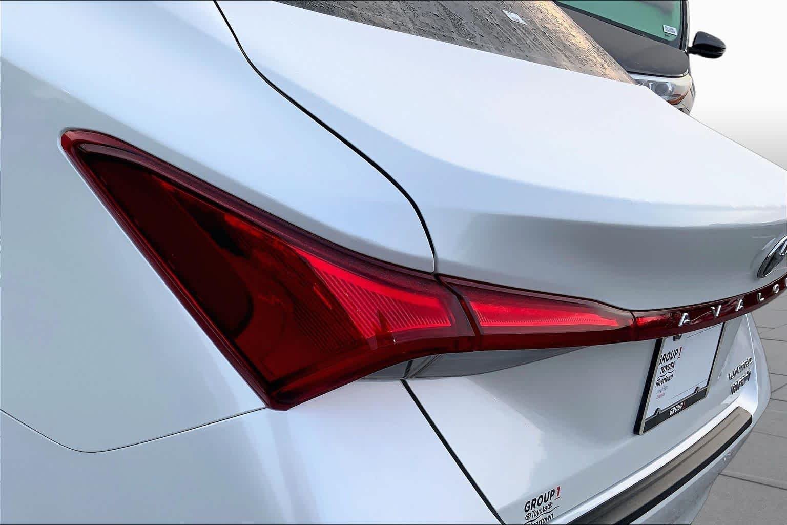 Used 2020 Wind Chill Pearl Toyota Hybrid Limited image 27