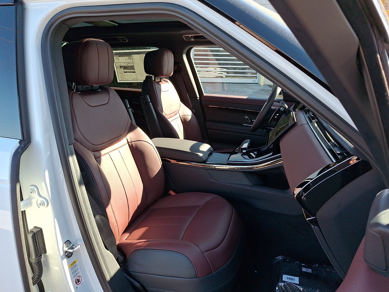New 2027 Fuji White Land Rover Dynamic SE image 3