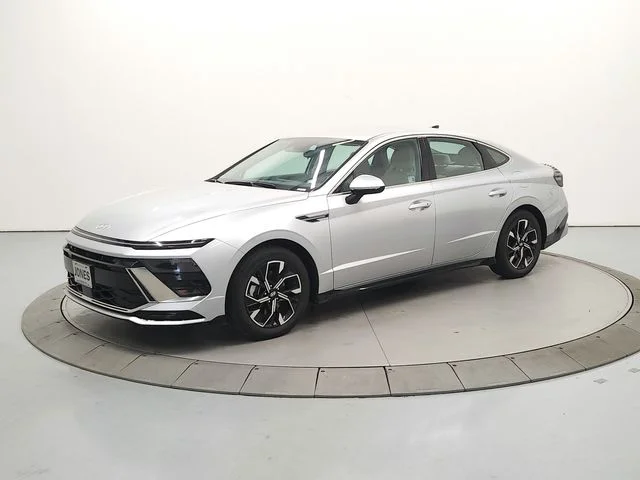 Used 2025 Silver Hyundai SEL image 4