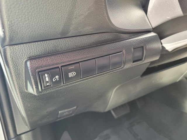 Used 2022 White Toyota LE image 19
