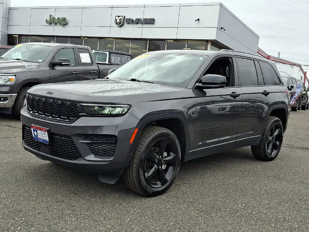 Used 2023 Baltic Gray Metallic Clearcoat Jeep Altitude image 6
