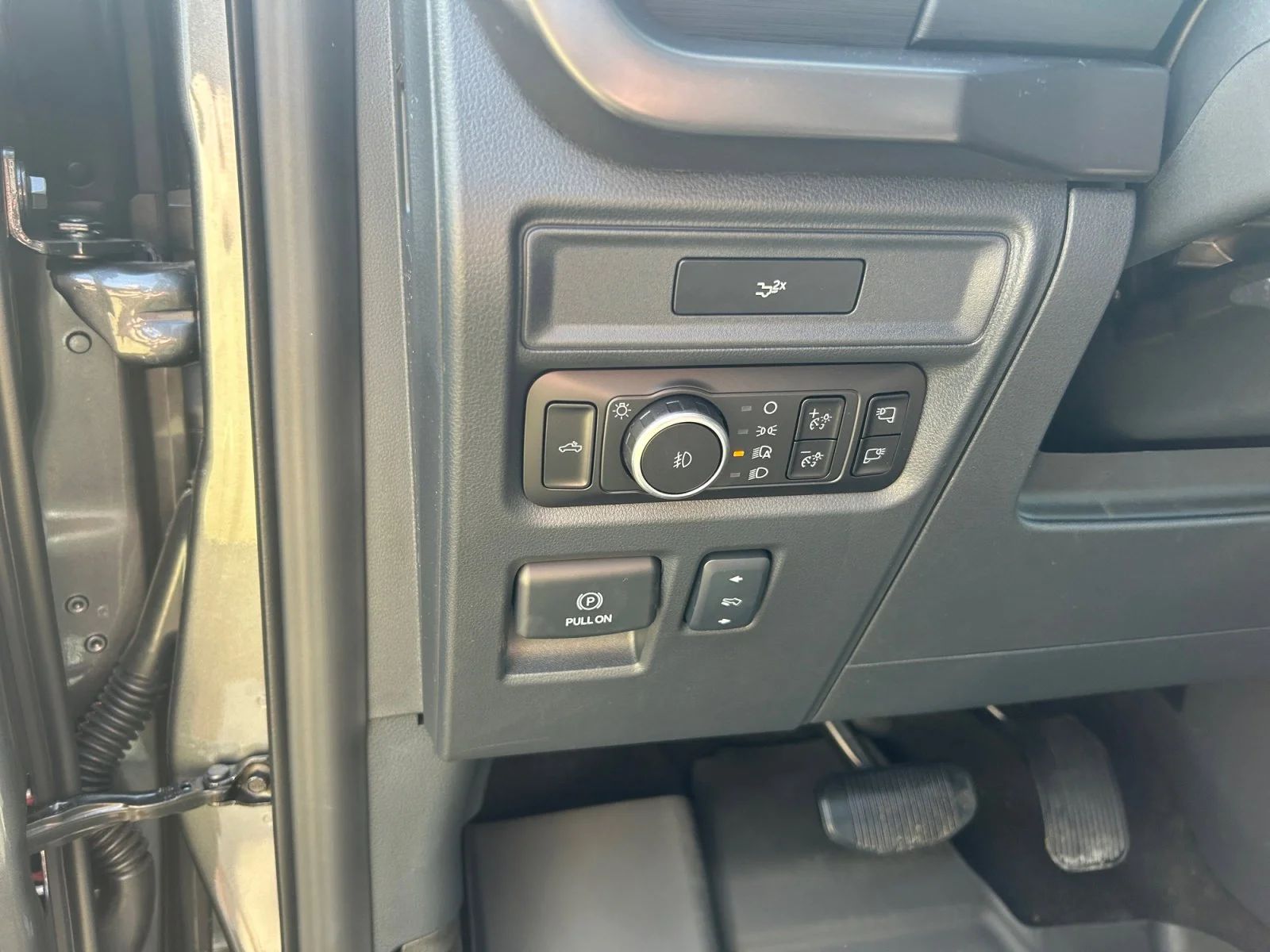 New 2026 Carbonized Grey Metallic Ford Tremor image 16