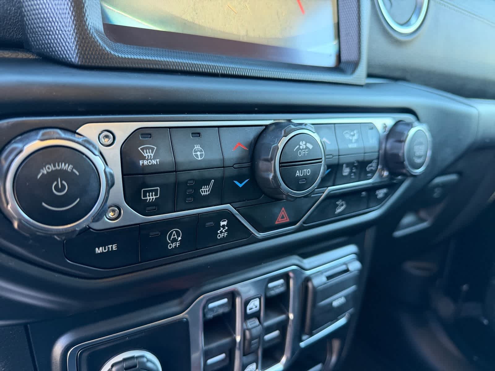 Used 2019 Black Jeep Sahara image 32