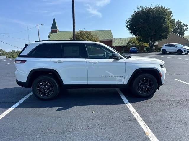 New 2027 Bright White Clearcoat Jeep Laredo Altitude image 8