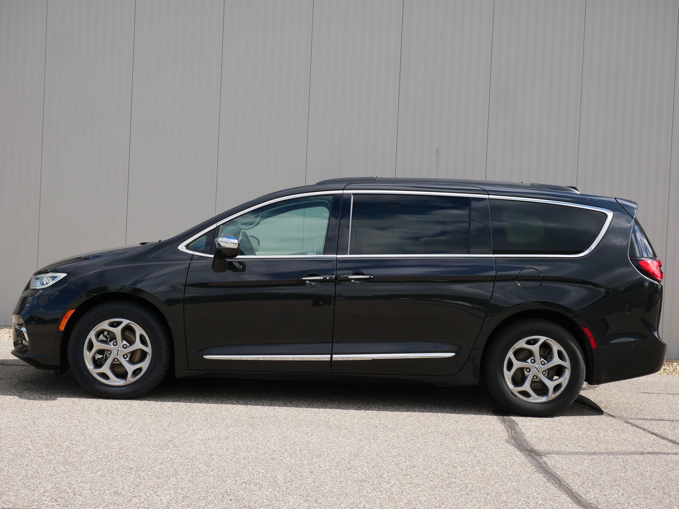 Used 2022 Chrysler Pacifica Limited with VIN 2C4RC1GG4NR168468 for sale in Hastings, Minnesota