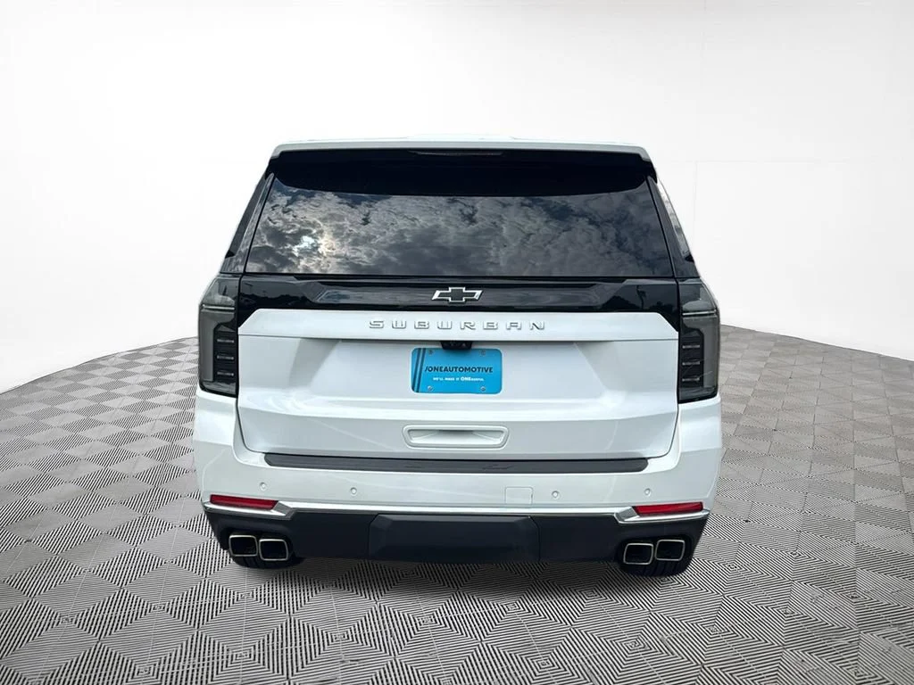 Used 2025 Iridescent Pearl Tricoat Chevrolet High Country image 10