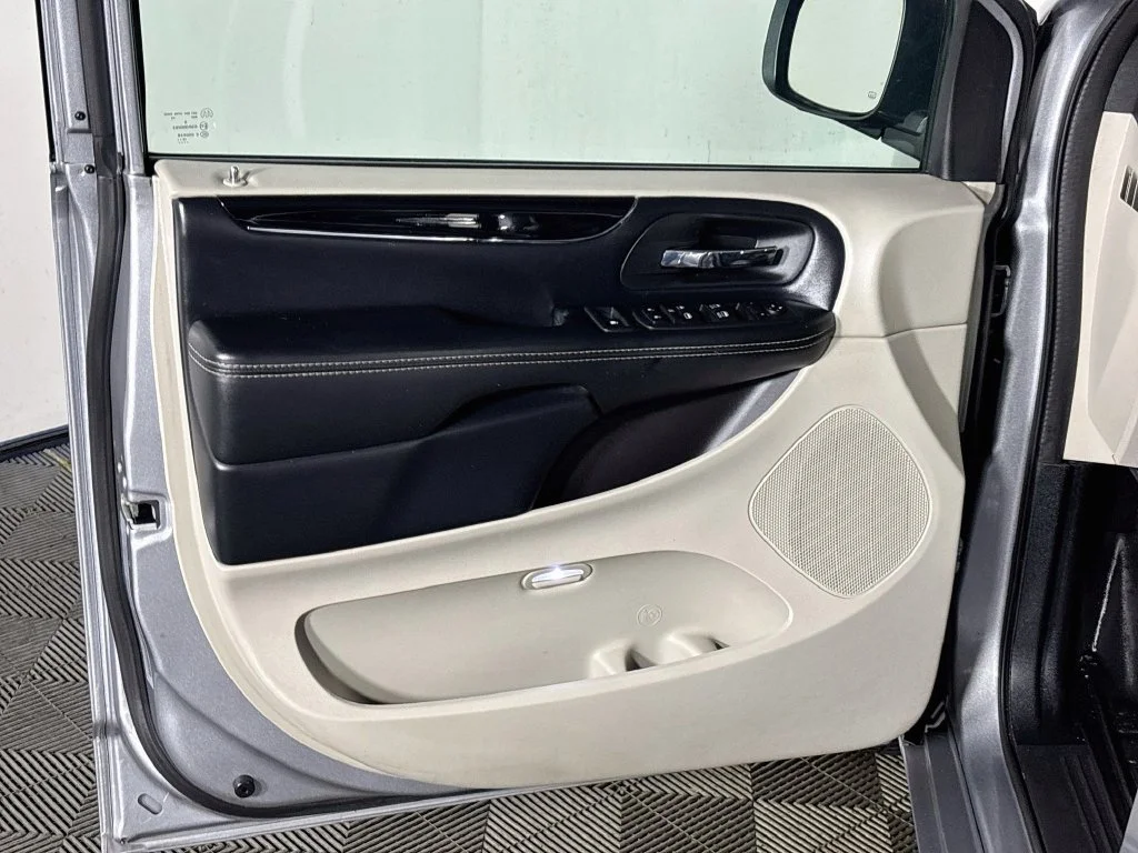 Used 2019 Silver Dodge SXT image 10