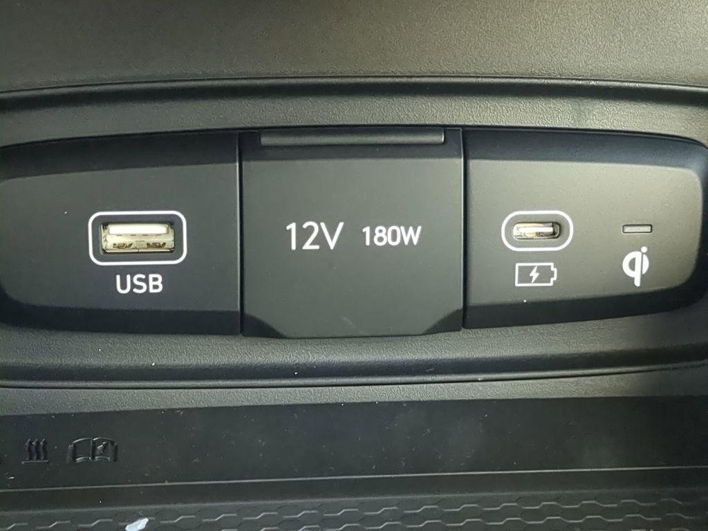 2025 Hyundai Venue Limited - Photo 25