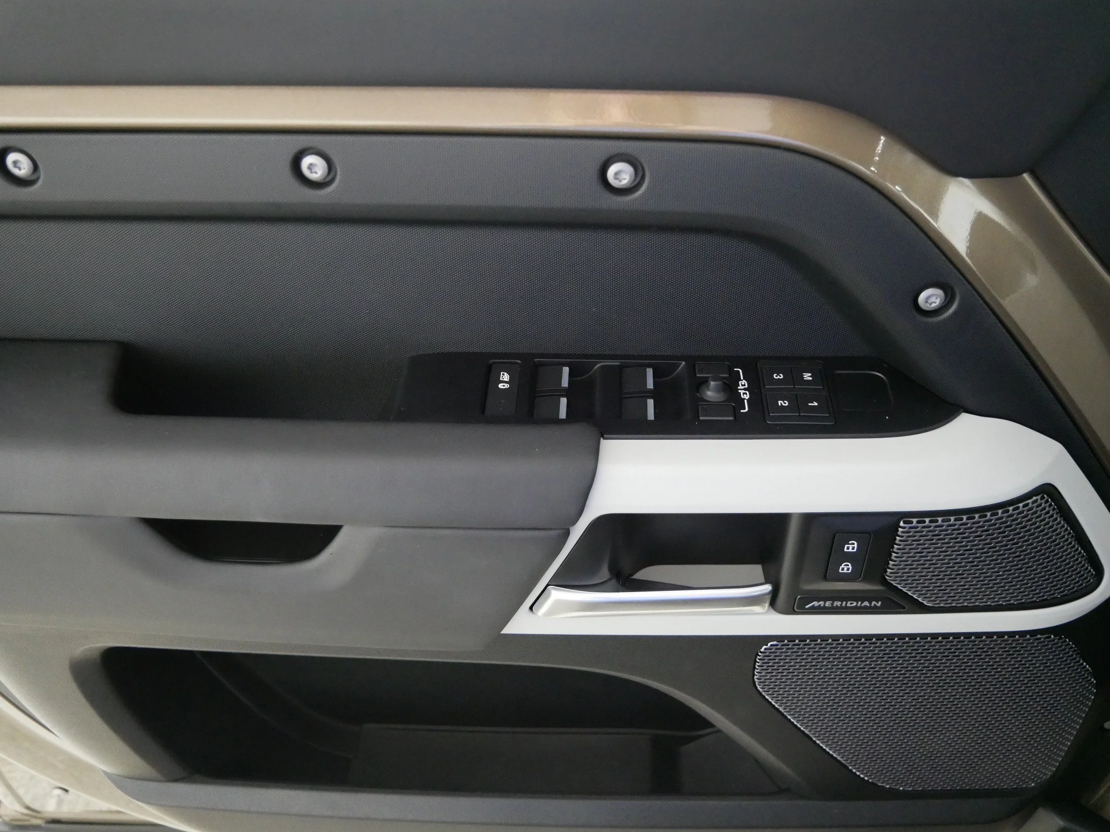 Used 2024 BRONZE Land Rover X-Dynamic SE image 19