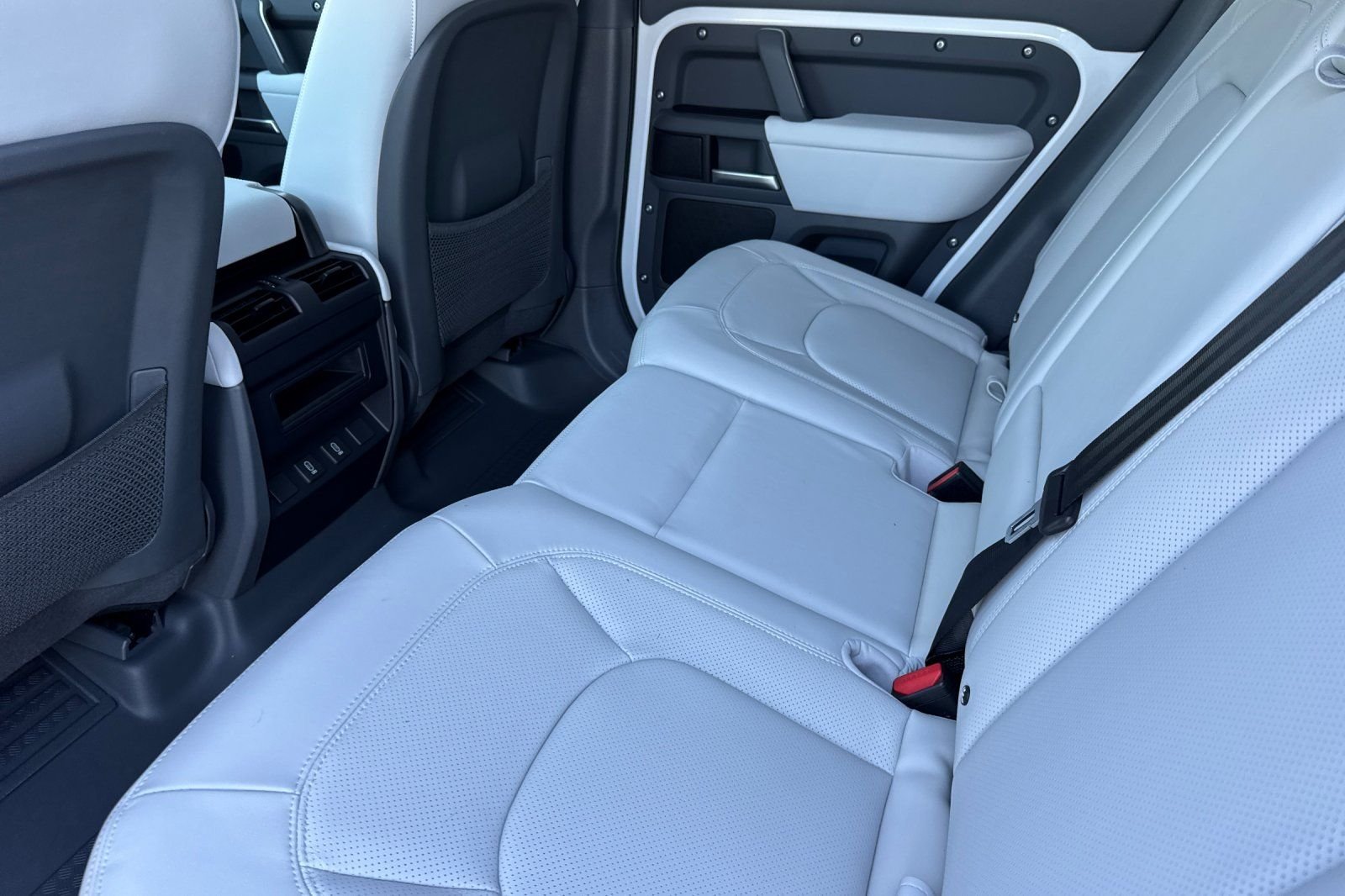 New 2026 Fuji White Land Rover X-Dynamic SE image 12