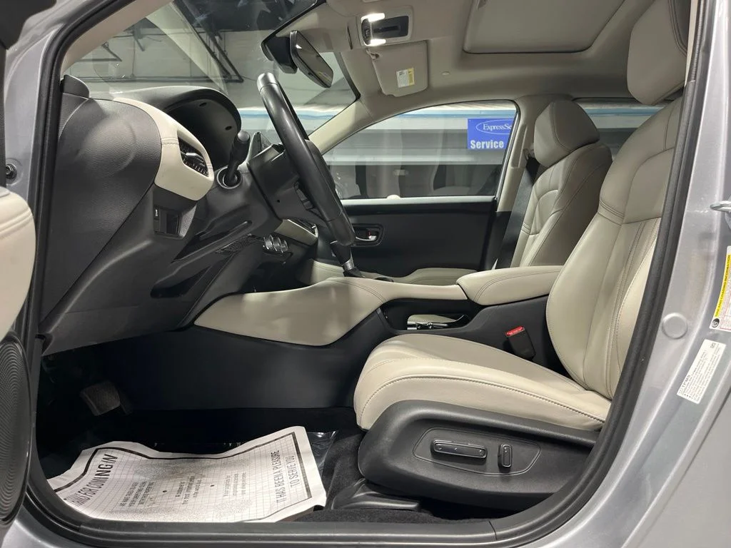 Used 2025 Lunar Silver Metallic Honda AWD EX-L image 11