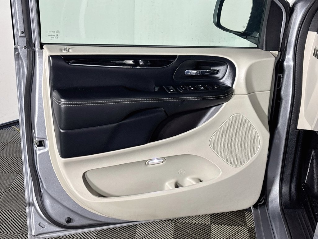 Used 2019 Silver Dodge SXT image 10