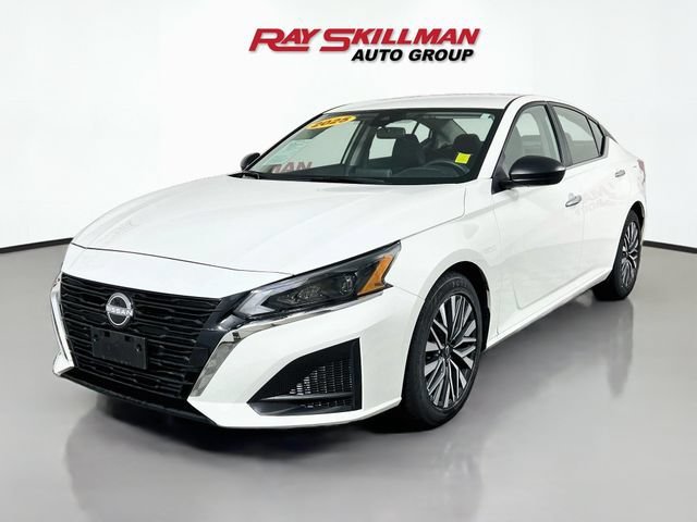 Used 2025 White Nissan SV image 3