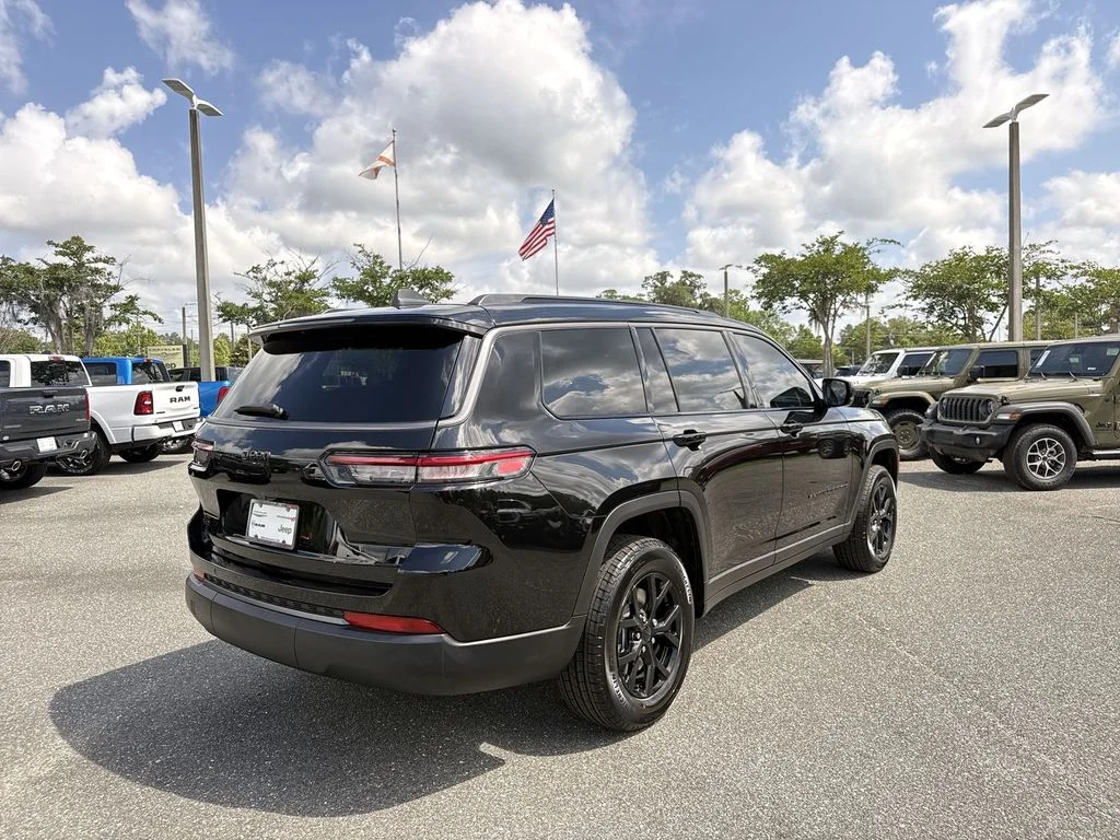 New 2026 Diamond Black Crystal Pearl-Coat Exterior Paint Jeep Laredo image 3