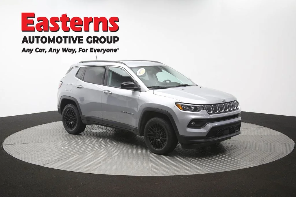 Used 2022 Silver Jeep Latitude image 47