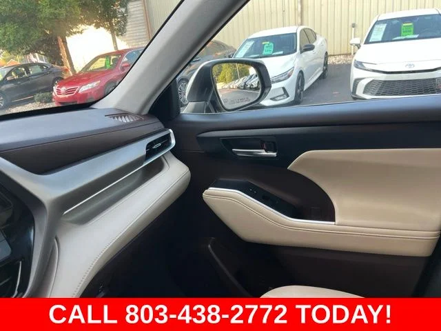 Used 2020 White Toyota XLE image 29