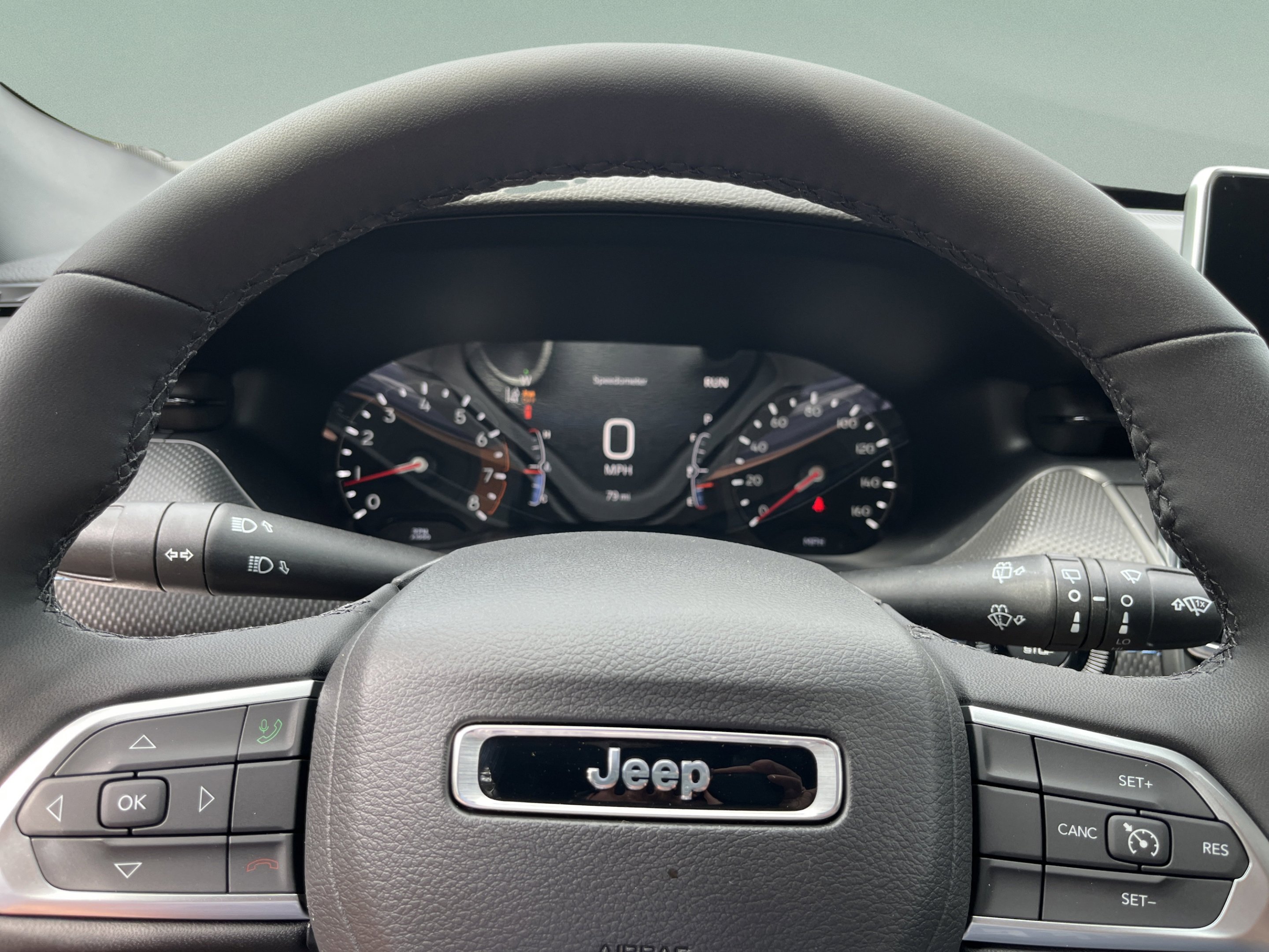New 2026 Diamond Black Crystal Pearlcoat Jeep Latitude Altitude image 28