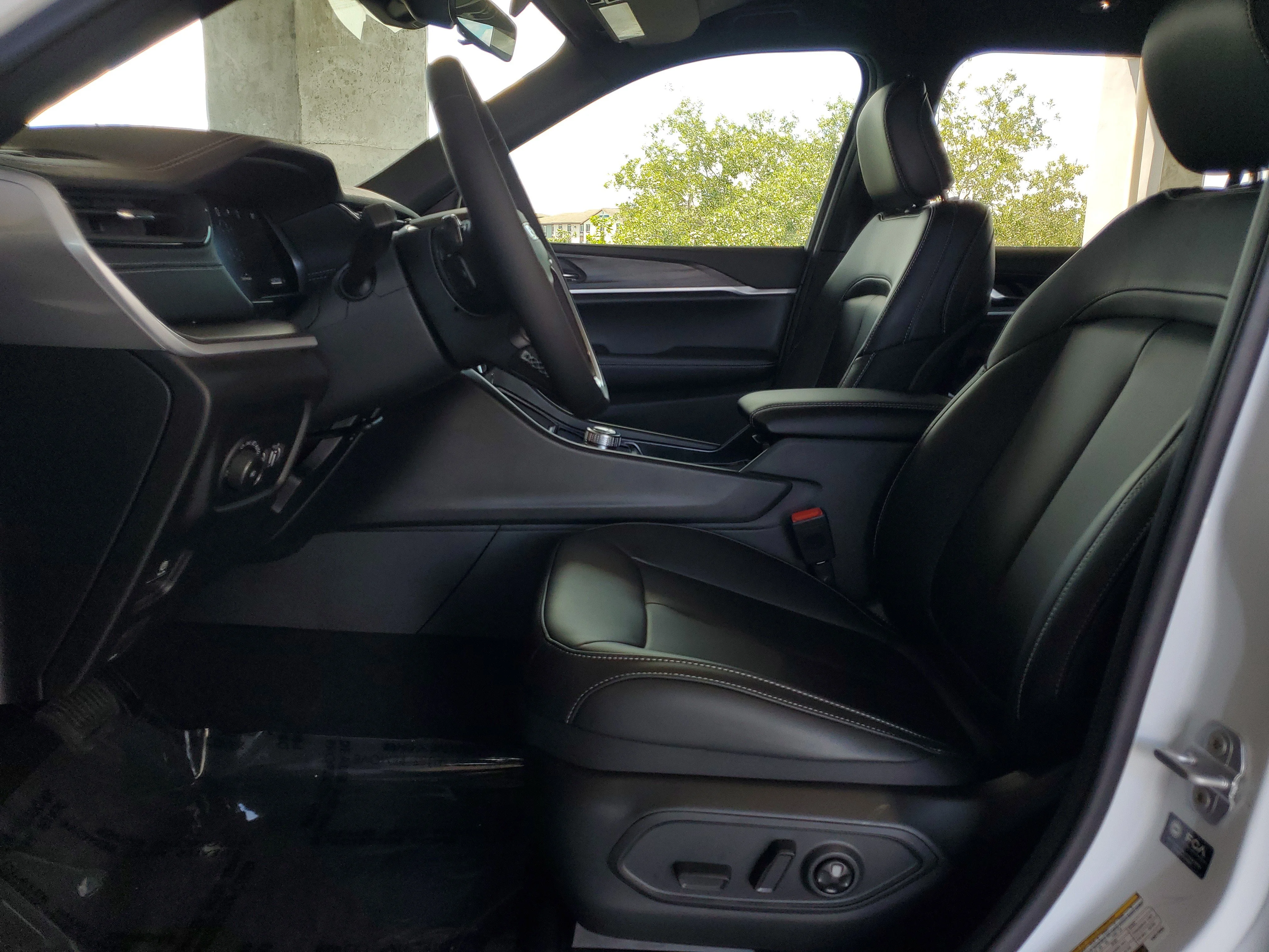 New 2026 Bright White Clear-Coat Exterior Paint Jeep Limited image 18