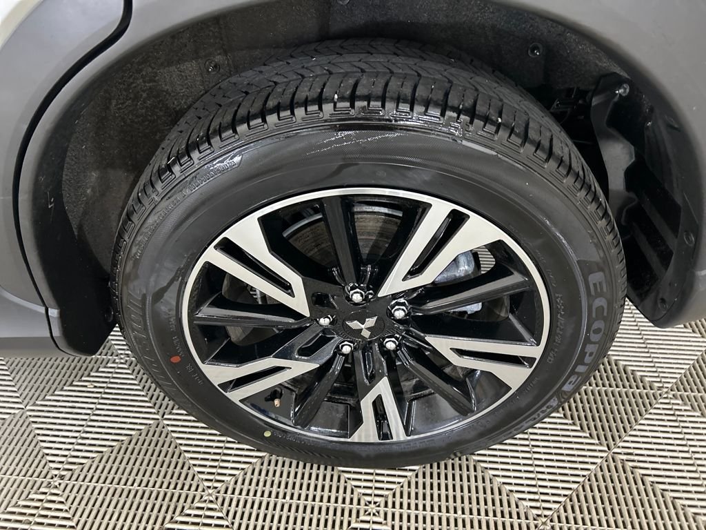 Used 2025 Silver Mitsubishi SE image 9