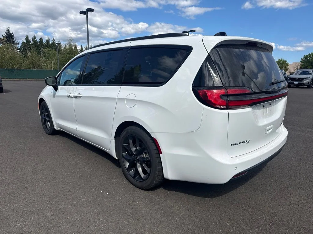 Used 2025 Bright White Clearcoat Chrysler Limited image 5