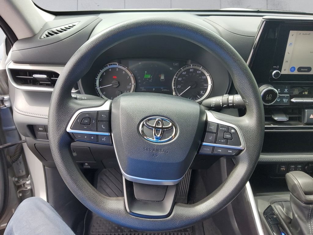 Used 2023  Toyota L image 9