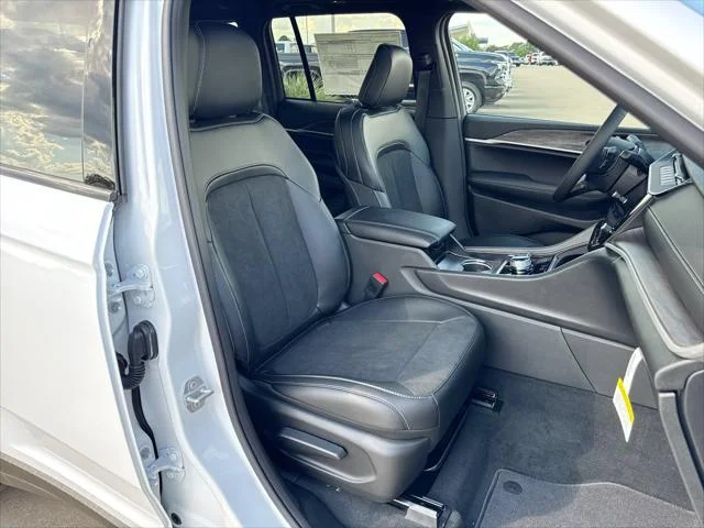 New 2027 Bright White Clear-Coat Paint Jeep Laredo Altitude image 25