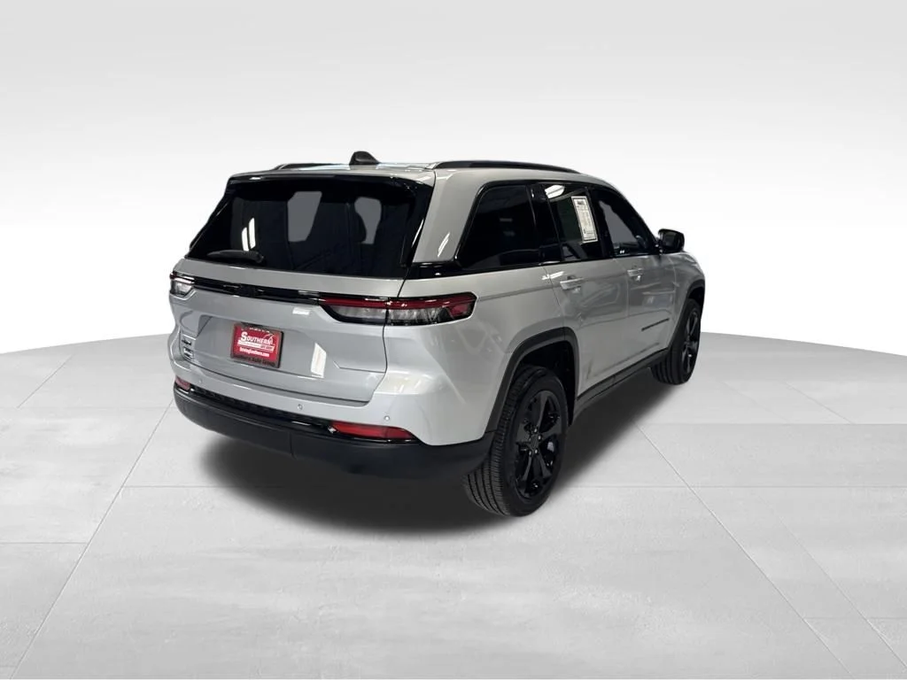 Used 2025 Silver Jeep Altitude image 5