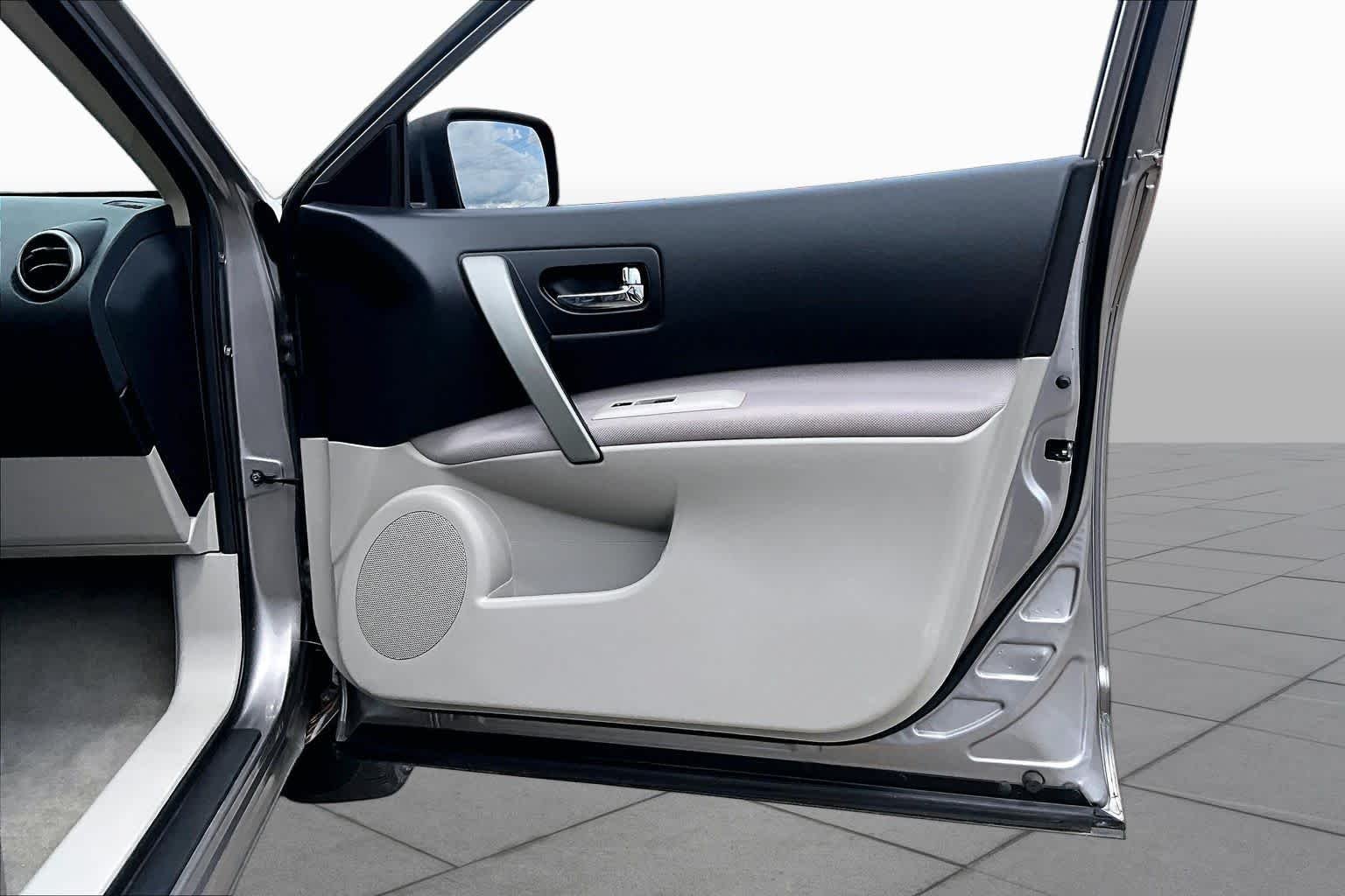 Used 2012 Platinum Graphite Nissan S image 22