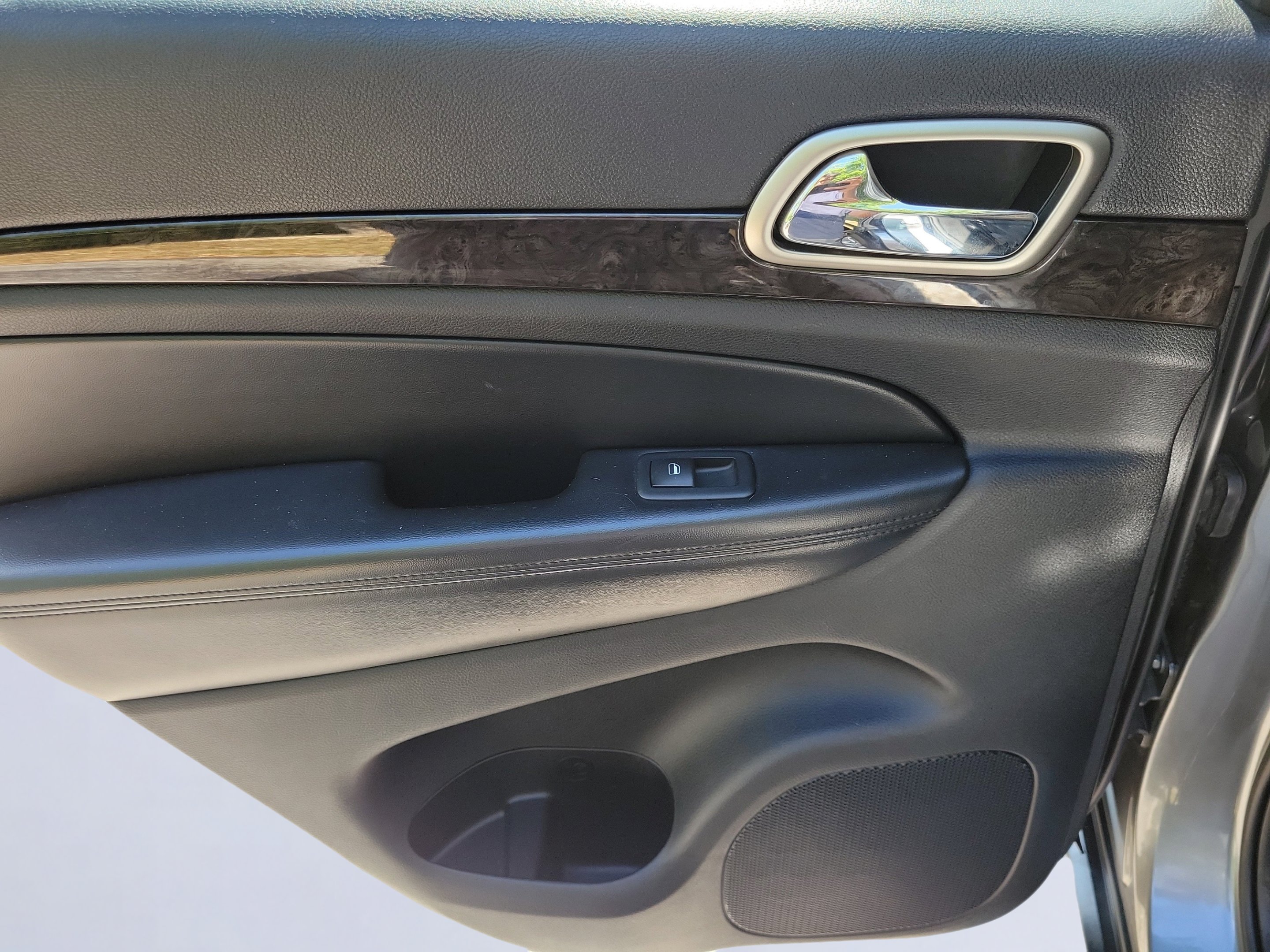 Used 2012 Mineral Gray Metallic Clearcoat Jeep Laredo image 10