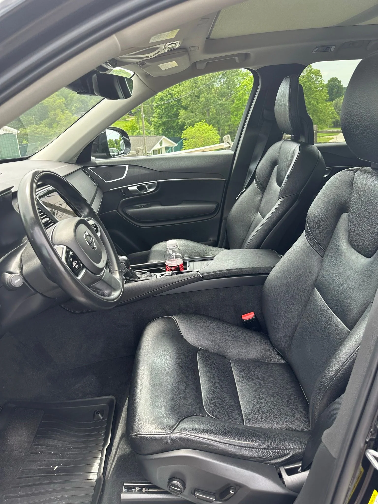 Used 2020 Black Volvo T6 Momentum image 2