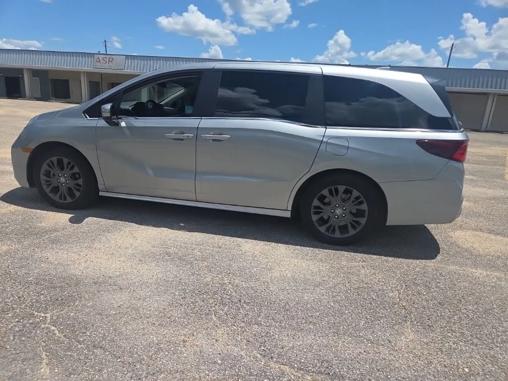 Certified Used 2025 Silver Honda Touring image 8
