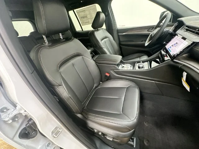 New 2026 Bright White Clear-Coat Exterior Paint Jeep Limited image 34
