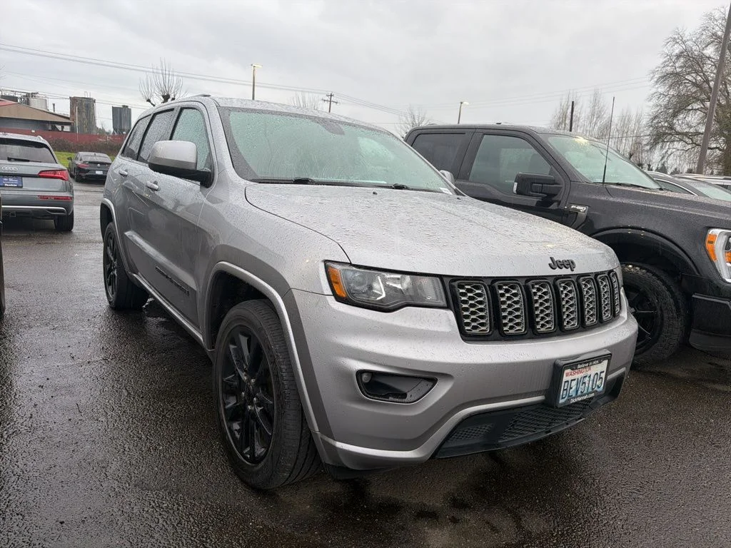 Used 2017 Billet Silver Metallic Clearcoat Jeep Altitude image 3