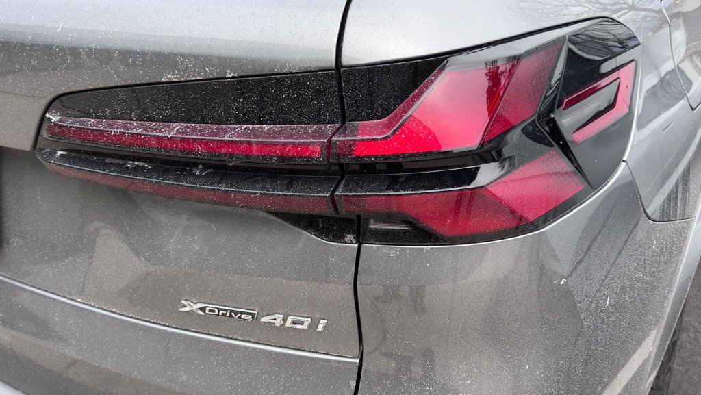 Used 2026 Skyscraper Grey Metallic BMW xDrive40i image 10