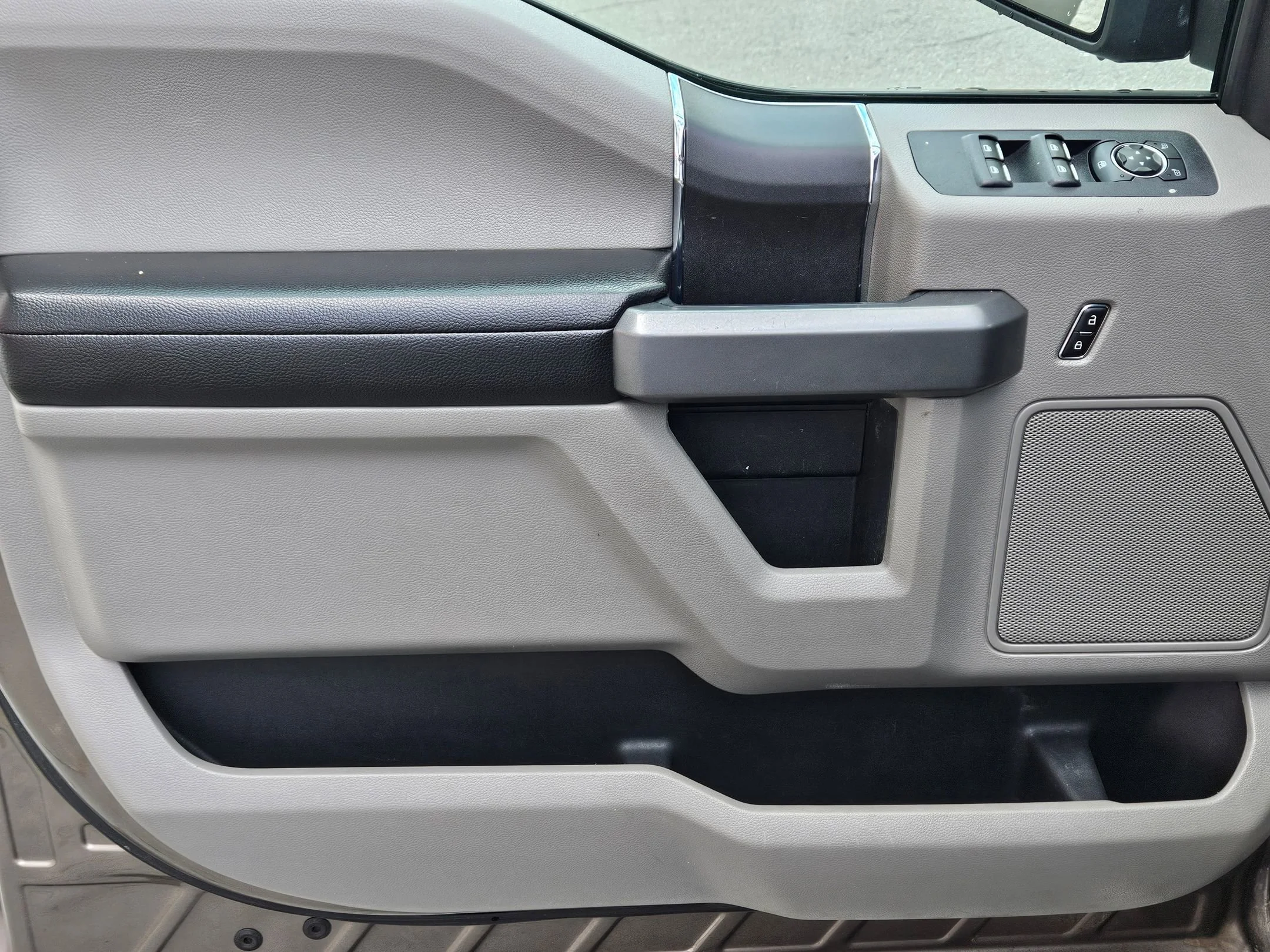 Used 2018 Stone Gray Ford XLT image 17