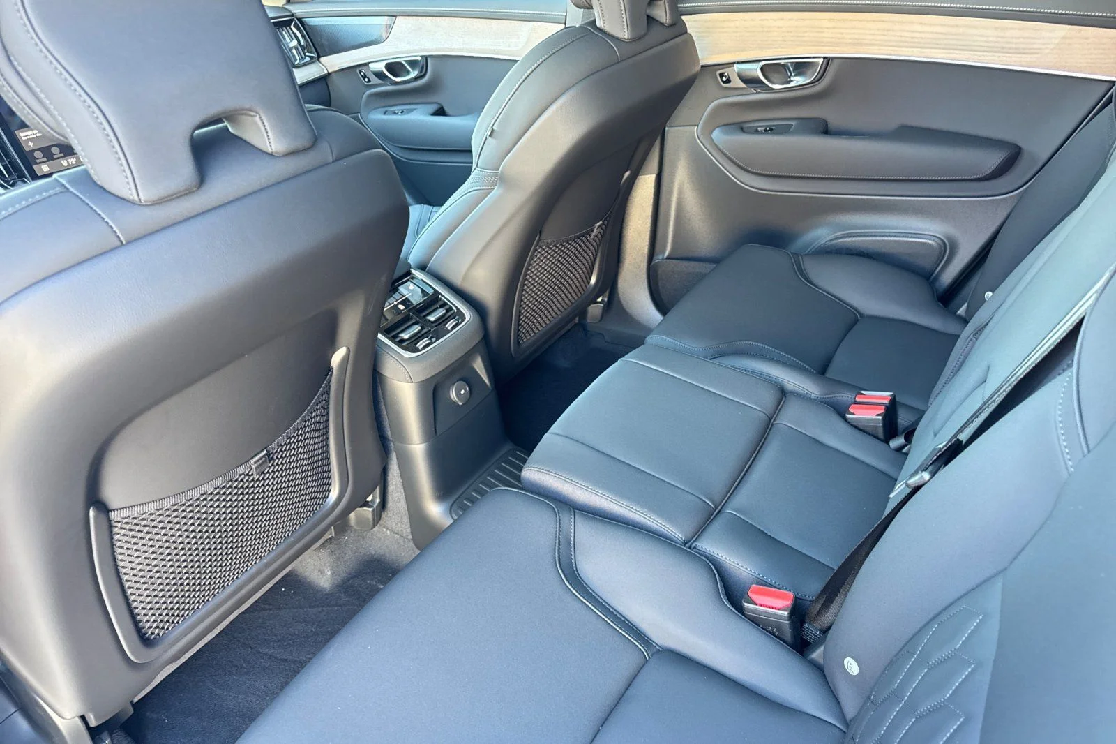 New 2026 Crystal White Volvo T8 Plus 7-Seater image 4