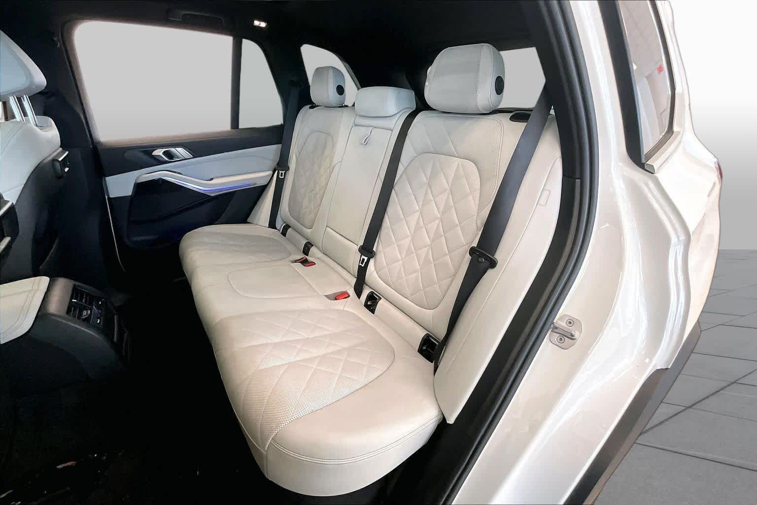 Used 2023 Alpine White BMW xDrive40i image 19