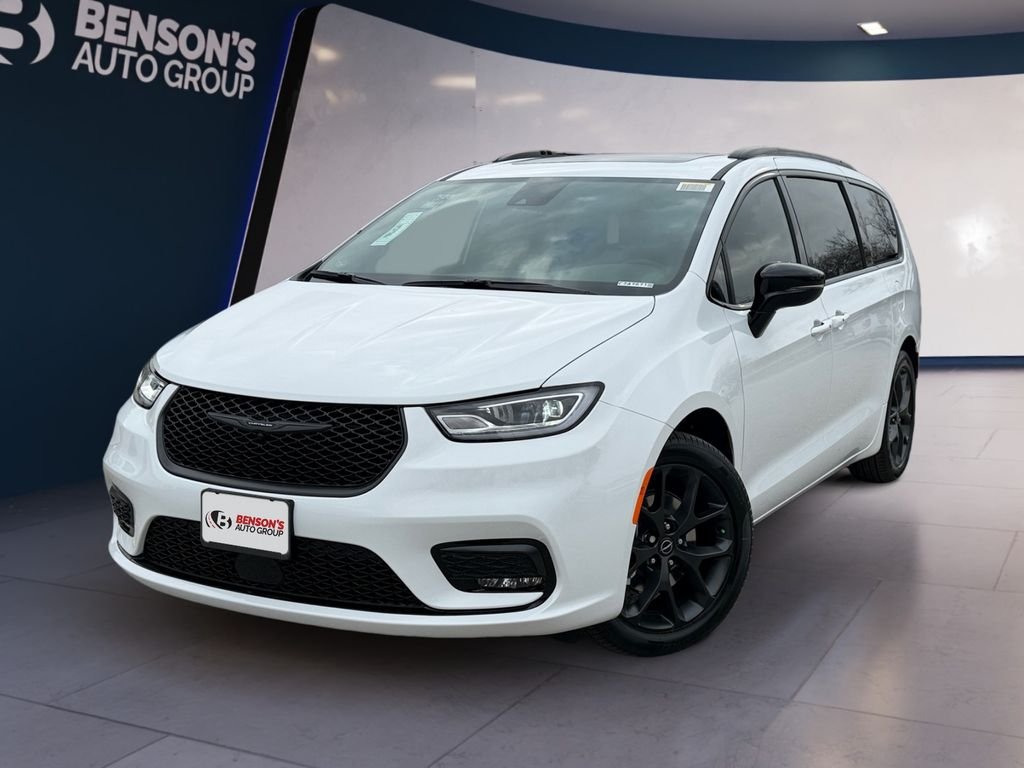 2026 Chrysler Pacifica Limited's photo