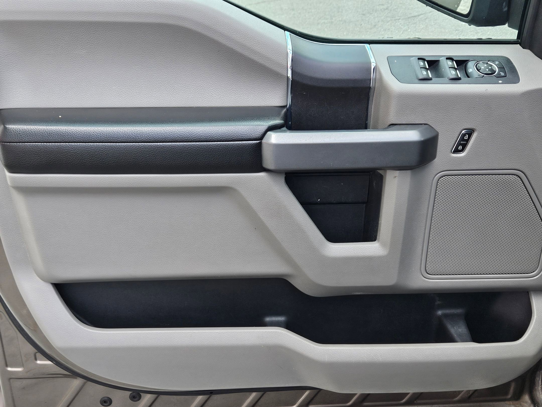 Used 2018 Stone Gray Ford XLT image 17