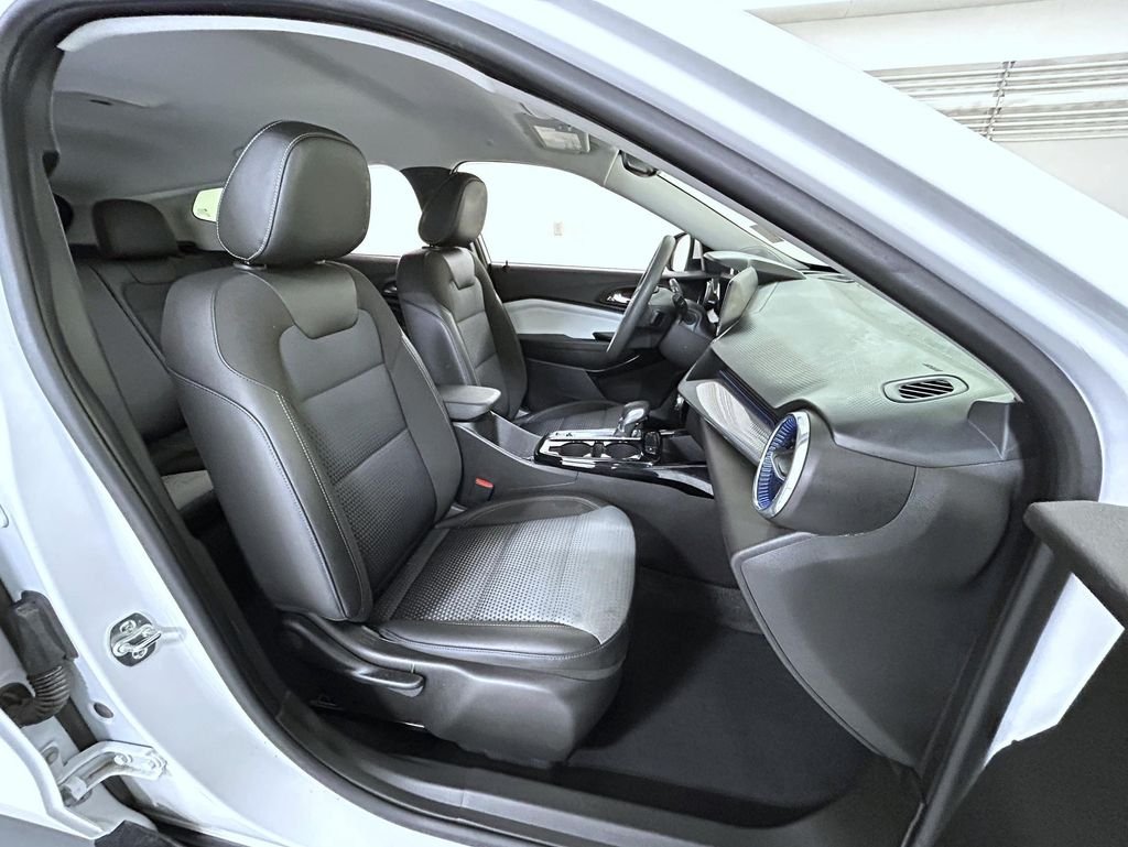 Used 2025 White Chevrolet LT image 15