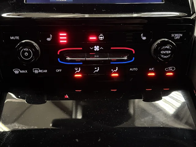 Used 2023 Velvet Jeep Altitude X image 18