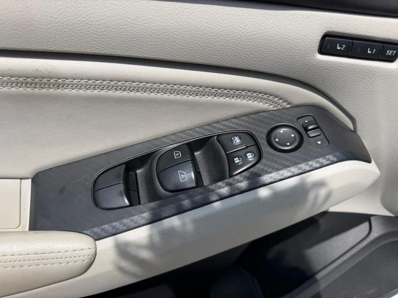 Used 2019 White Nissan 2.5 Platinum image 17