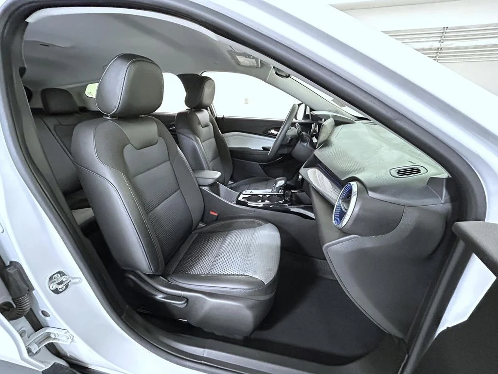 Used 2025 White Chevrolet LT image 15
