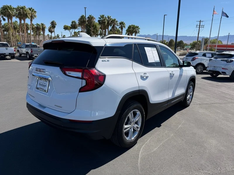 Used 2023 SUMMIT WHITE GMC SLE image 3