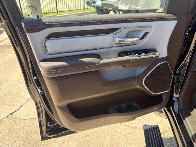 New 2027 Diamond Black Crystal Pearl-Coat Exterior Paint RAM Laramie image 15