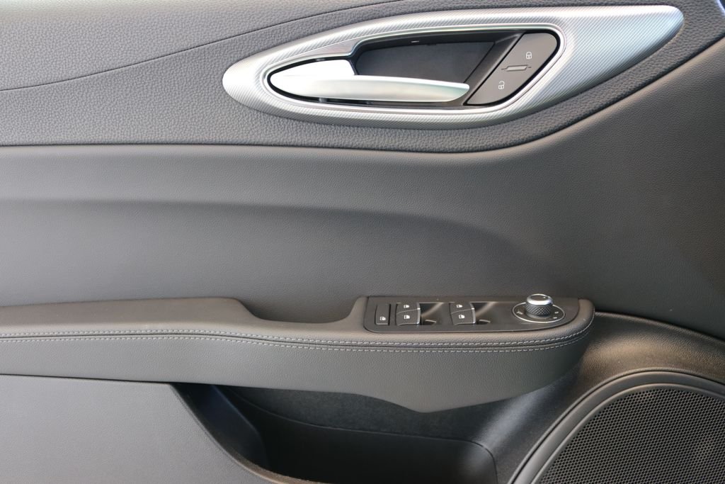 2025 Alfa Romeo Giulia Base - Photo 12