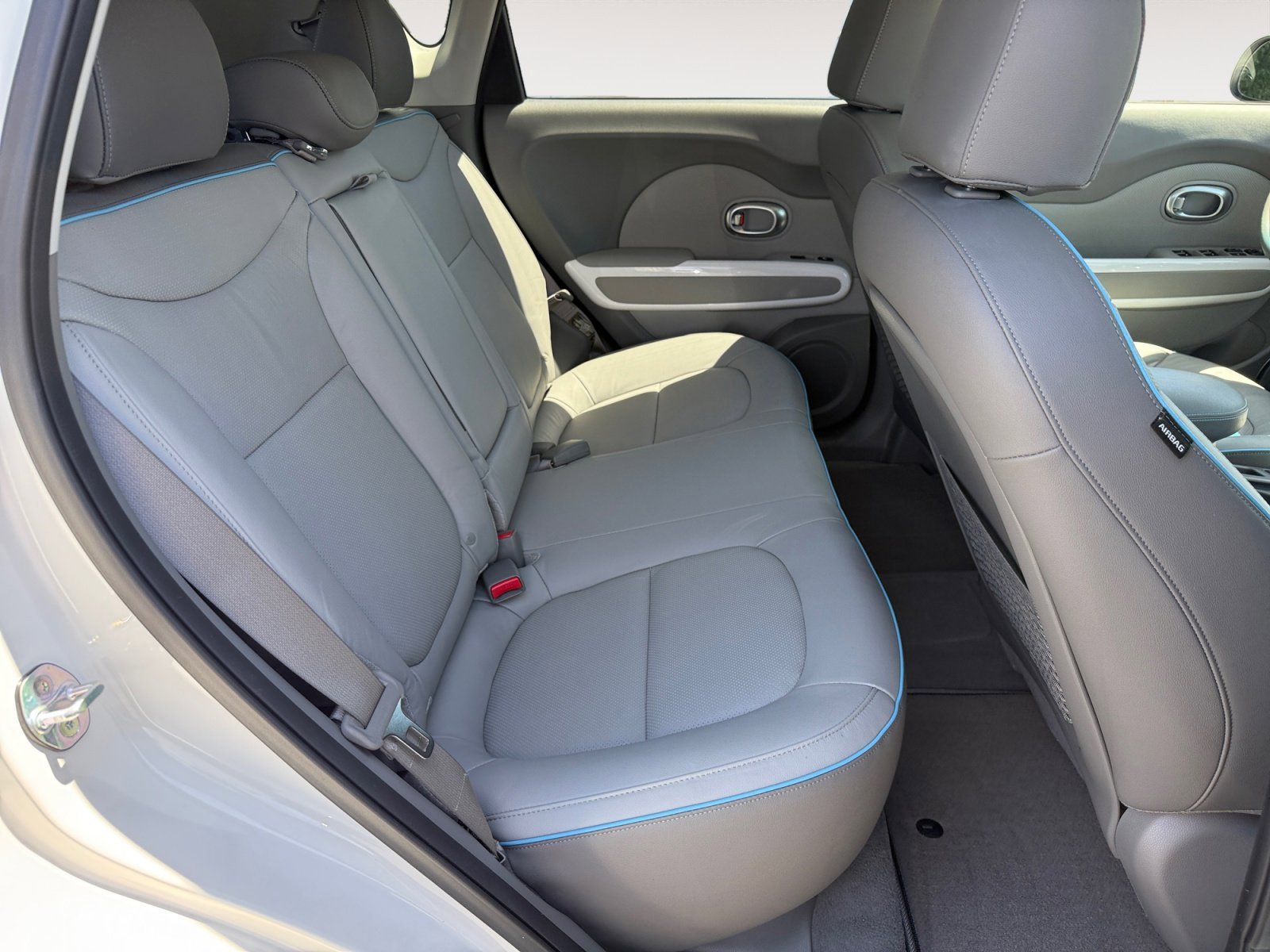 Used 2017 Clear White Kia Plus image 18