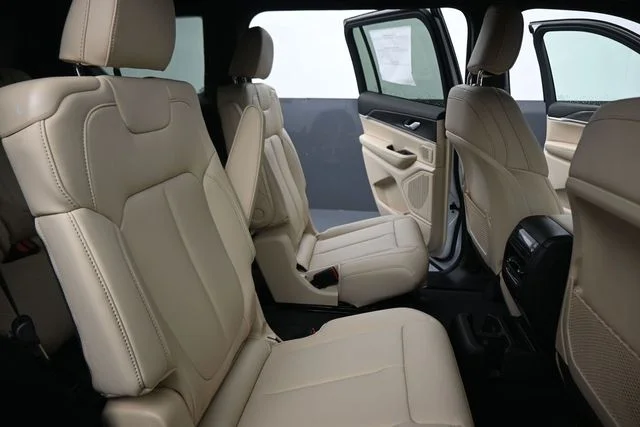 New 2026 Bright White Clear-Coat Exterior Paint Jeep Limited image 23