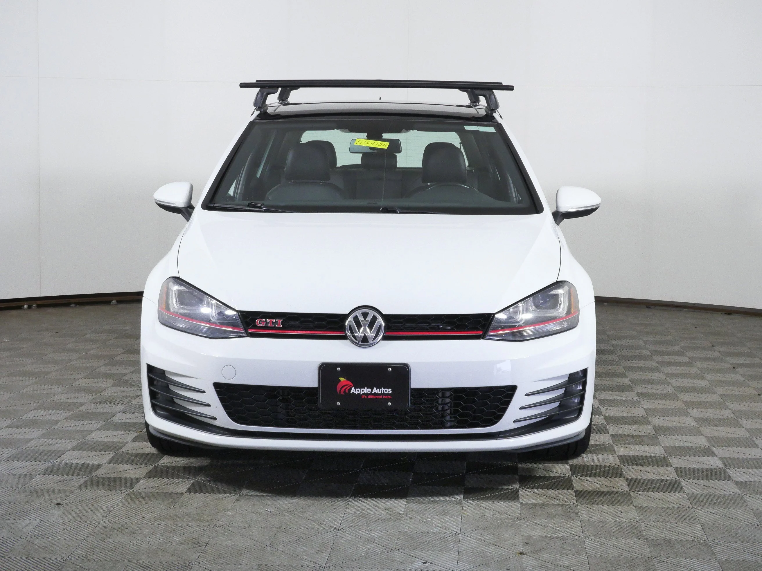 Used 2017 Pure White Volkswagen SE image 3